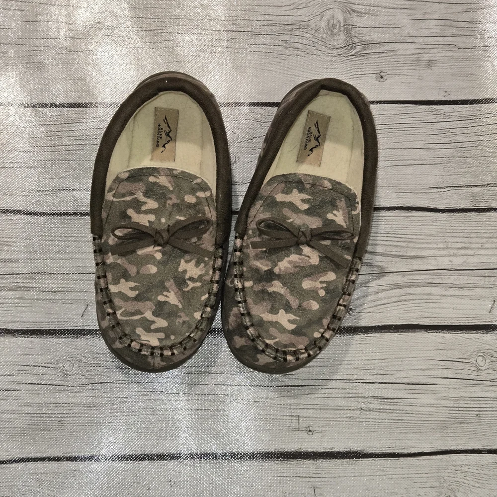 NWOT Blue Mountain Camo Memory Foam Moccasin Slippers Boys